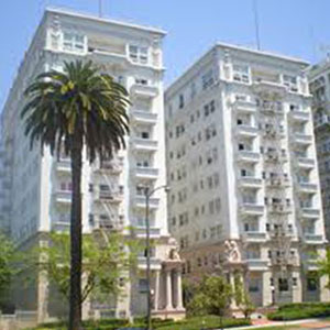 割れやすい日差しや影のかかる建物